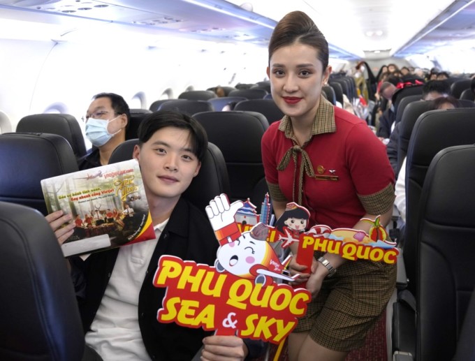 Khách nhận quà lưu niệm từ tiếp viên hàng không trong chuyến bay đầu kết nối Phú Quốc – Đài Bắc. Ảnh: Đăng Nguyễn