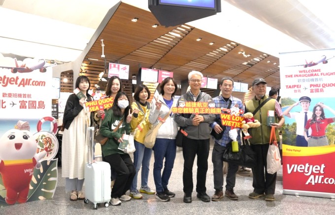 Những hành khách đầu trong chuyến bay Phú Quốc - Đài Bắc. Ảnh: Đăng Nguyễn
