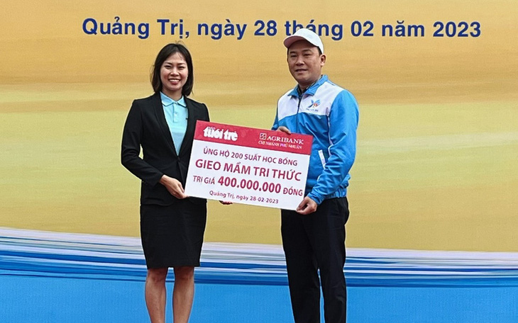 Báo Tuổi Trẻ và Agribank Phú Nhuận trao 400 triệu đồng &quot;Gieo mầm tri thức&quot; tại Quảng Trị
