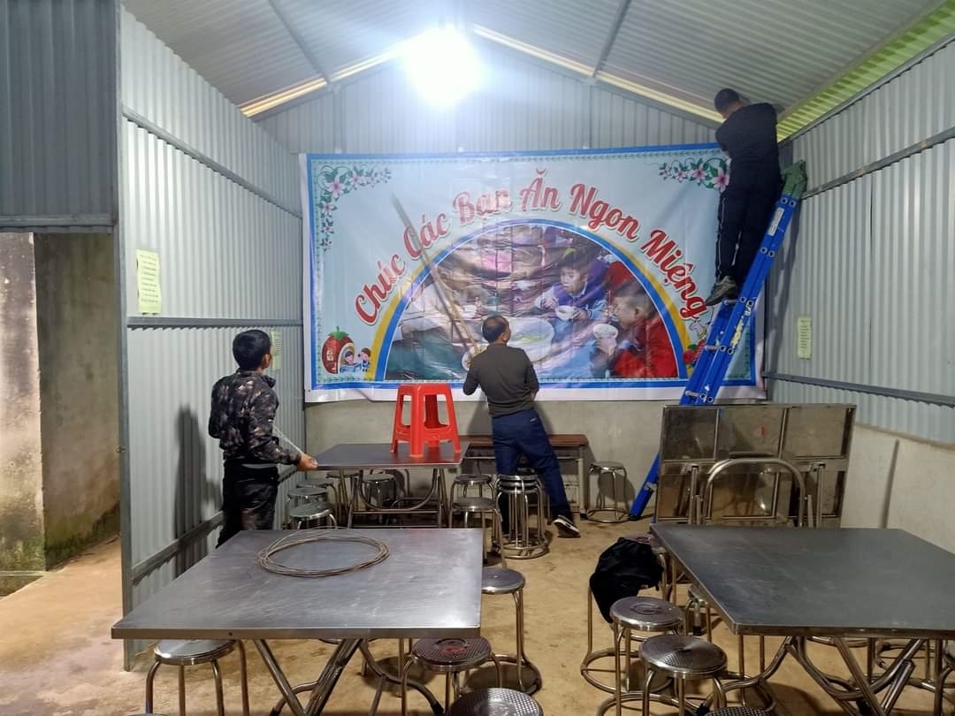 Phòng ăn bán trú của học sinh Tiểu học xã Đào Viên được Nhà trường dựng bằng tôn