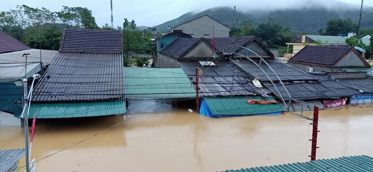 Nhiều ngôi làng ở xã miền núi Thanh Mỹ huyện Thanh Chương ngập trong lũ dữ