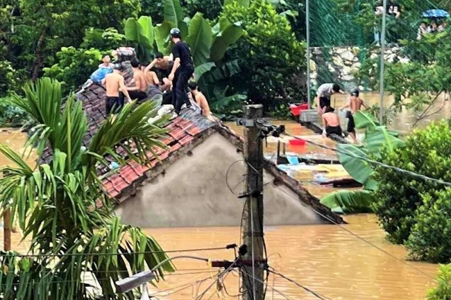 Học sinh mộ trường ở huyện Quỳ Châu phải dỡ ngói trèo lên mái nhà để thoát cơn 