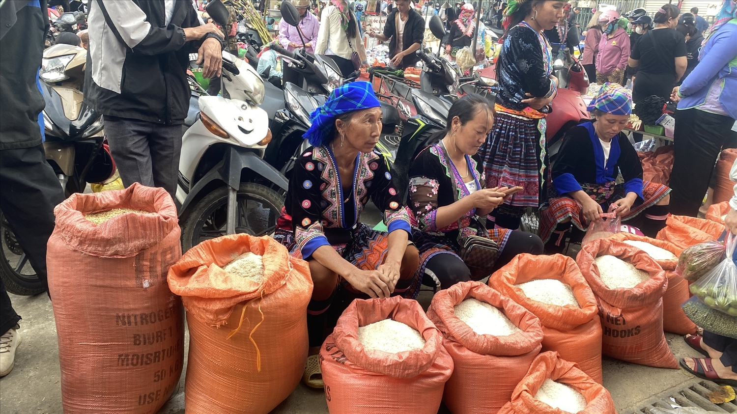(PHÓNG SỰ ẢNH) Chợ phiên San Thàng - nơi hội tụ sắc màu văn hóa vùng cao Tây Bắc 3