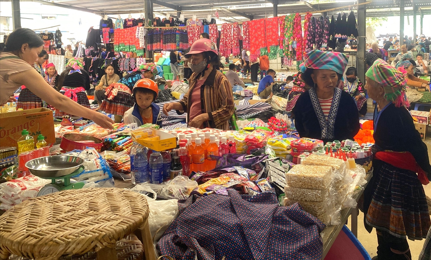 (PHÓNG SỰ ẢNH) Chợ phiên San Thàng - nơi hội tụ sắc màu văn hóa vùng cao Tây Bắc 6