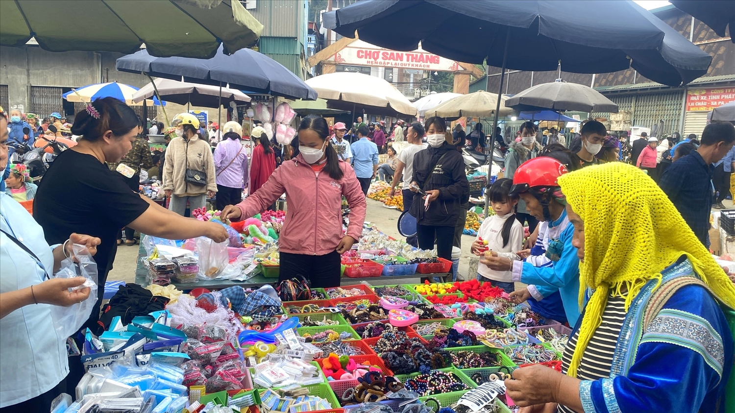 (PHÓNG SỰ ẢNH) Chợ phiên San Thàng - nơi hội tụ sắc màu văn hóa vùng cao Tây Bắc 7