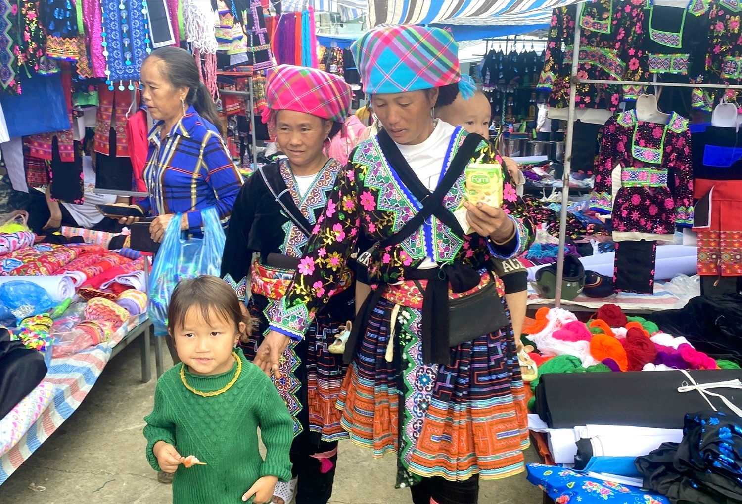 (PHÓNG SỰ ẢNH) Chợ phiên San Thàng - nơi hội tụ sắc màu văn hóa vùng cao Tây Bắc 19