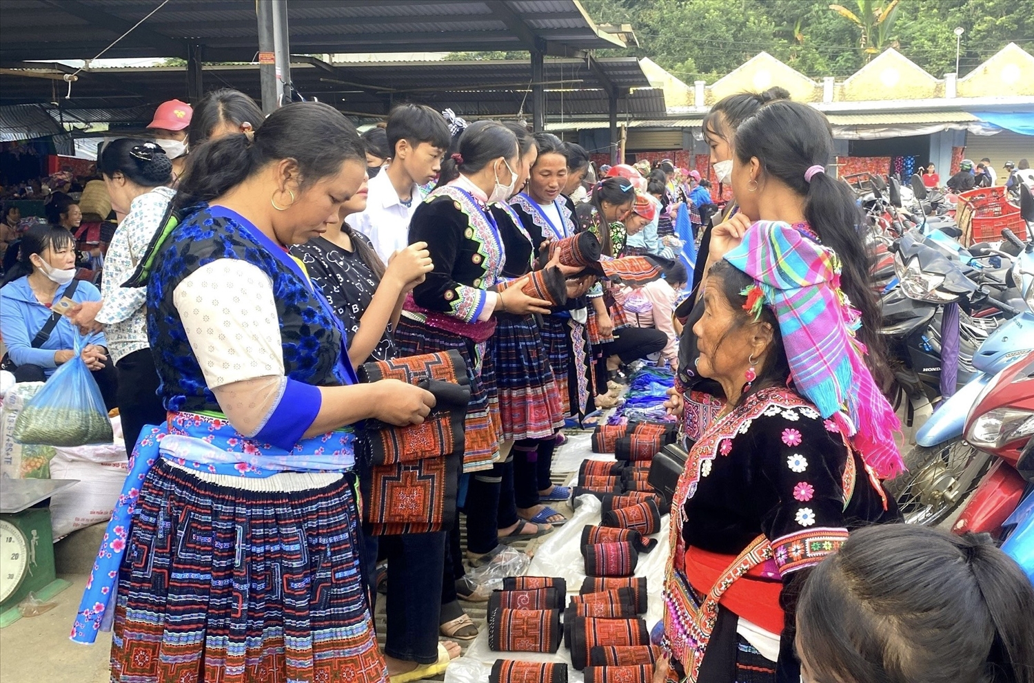 (PHÓNG SỰ ẢNH) Chợ phiên San Thàng - nơi hội tụ sắc màu văn hóa vùng cao Tây Bắc 15