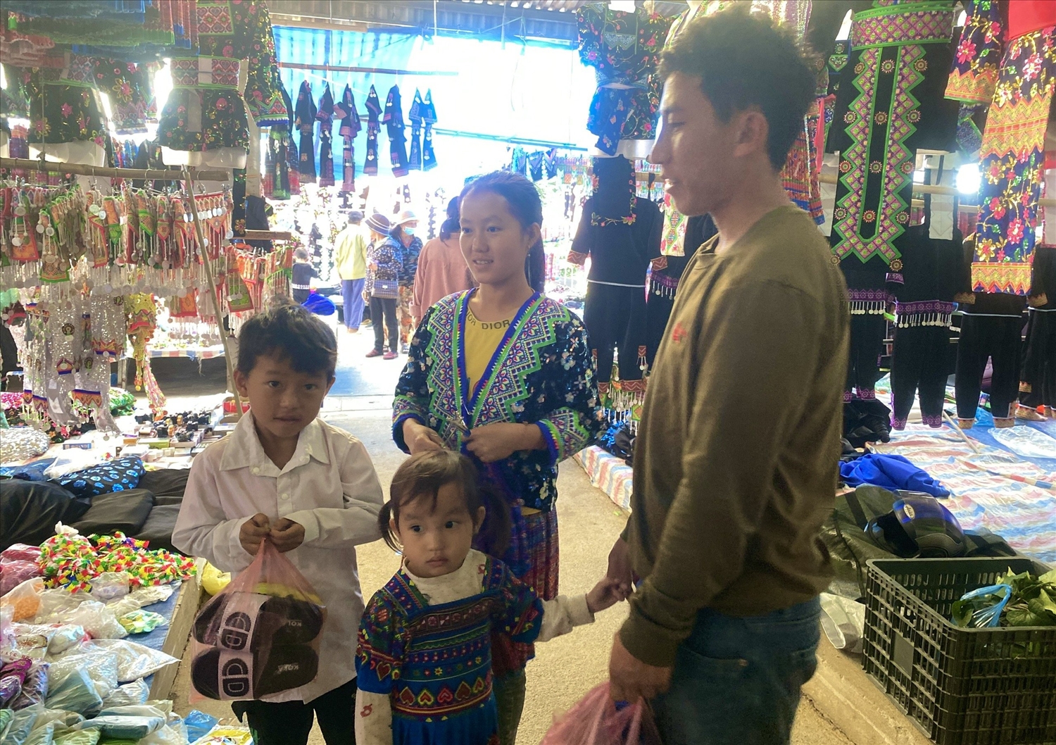 (PHÓNG SỰ ẢNH) Chợ phiên San Thàng - nơi hội tụ sắc màu văn hóa vùng cao Tây Bắc 20