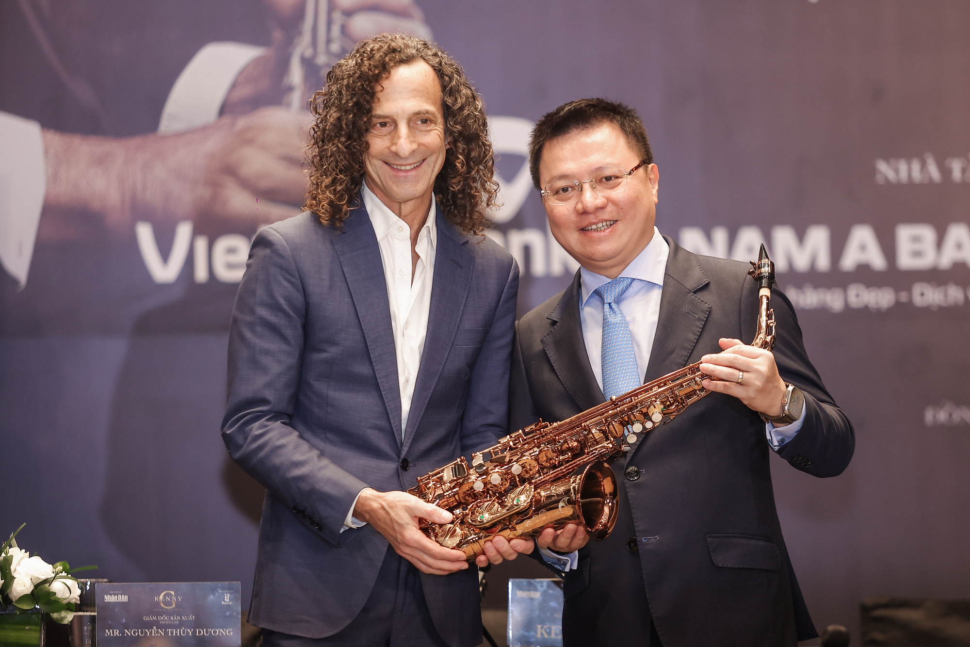 Kenny G tặng lại chiếc kèn saxophone để đấu giá gây quỹ từ thiện tại Việt Nam - Ảnh 5.