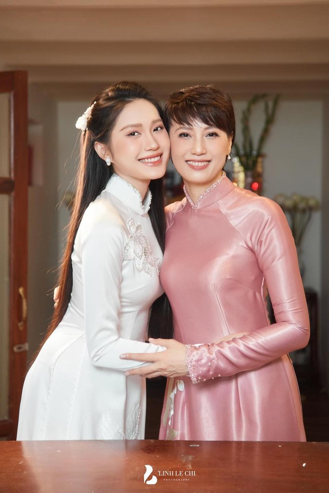 Mẹ vợ Đoàn Văn Hậu khiến CĐM trầm trồ về nhan sắc cực… đỉnh, dự đám cưới như đi sự kiện với túi hiệu 80 triệu đồng - Ảnh 10.