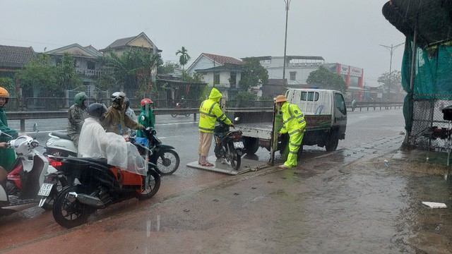 Thừa Thiên Huế: Kịp thời hỗ trợ, giúp đỡ nhiều người dân trong mưa lũ - Ảnh 7.