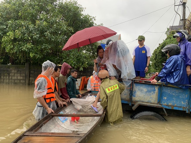 Thừa Thiên Huế: Kịp thời hỗ trợ, giúp đỡ nhiều người dân trong mưa lũ - Ảnh 6.