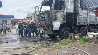 Cảnh sát dập tắt đám cháy xe tải ngay sát cửa hàng xăng dầu