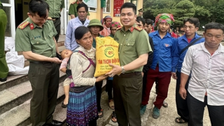Tặng quà Công an xã biên giới Y Tý và trao 1,5 tấn gạo cho các hộ nghèo