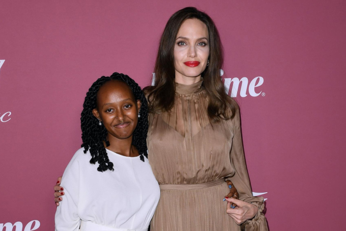 Angelina Jolie bên con gái Zahara trong một buổi ra mắt phim của mẹ. Ảnh: WireImage