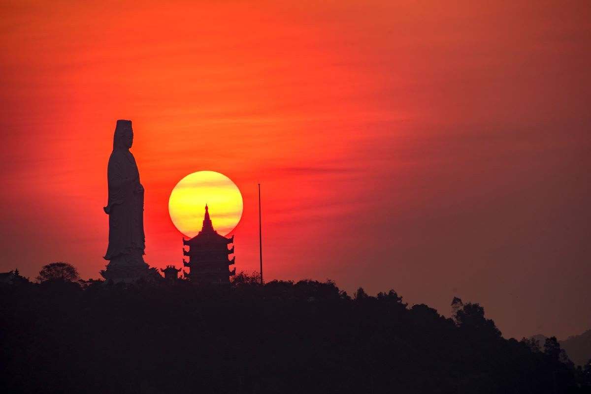 chua-linh-ung-sunrise-on-linh-ung-pagoda-dao-quang-tuyen(1).jpg