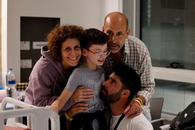 Ohad Munder, con tin 9 tuổi, trong vòng tay gia đình ở Bệnh viện nhi Schneider, tại Petah Tikva, Israel, ngày 25/11. Ảnh: Reuters