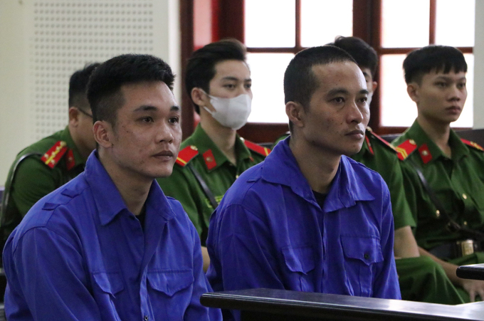 Bị cáo Khánh và Hải (hàng đầu, từ phải qua) tại tòa. Ảnh: Hùng Lê