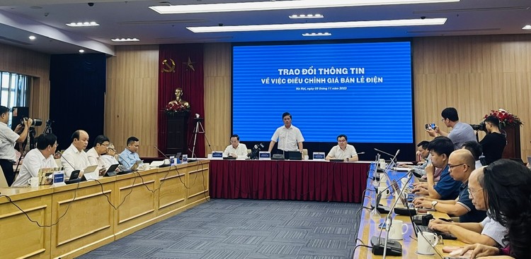 Lãnh đạo Tập đoàn Điện lực Việt Nam thông tin tại cuộc họp
