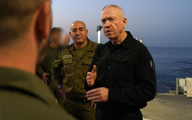 Bộ trưởng Quốc phòng Yoav Gallant thăm các binh sĩ thuộc đơn vị biệt kích Shayetet 13 của hải quân Israel hôm 23-11 - Ảnh: TIMES OF ISRAEL