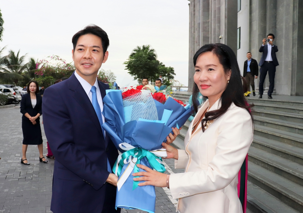 Phó Chủ tịch UBND tỉnh Quảng Ninh đón và tặng hoa chào mừng Thống đốc tỉnh Hokkaido Suzuki Naomichi