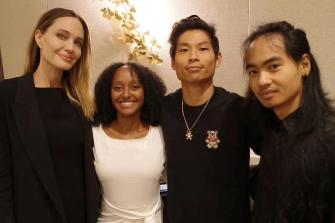 Từ trái qua: Angelina Jolie, con gái cô - Zahara và hai con trai Pax Thiên, Maddox tại trường đại học. Ảnh: Instagram Angelinajolie__fp