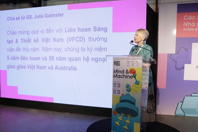 Giáo sư Julia Gaimster (Đại học RMIT) phát biểu khai mạc VFCD 2023. Ảnh: RMIT Việt Nam