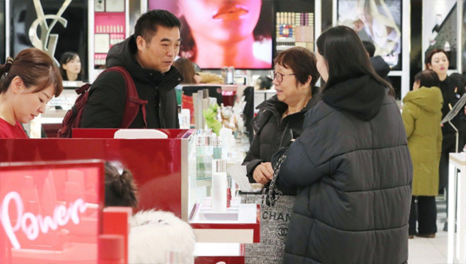 Khách Trung Quốc đi mua sắm trong chuyến du lịch tại Nhật Bản. Ảnh: Nippon