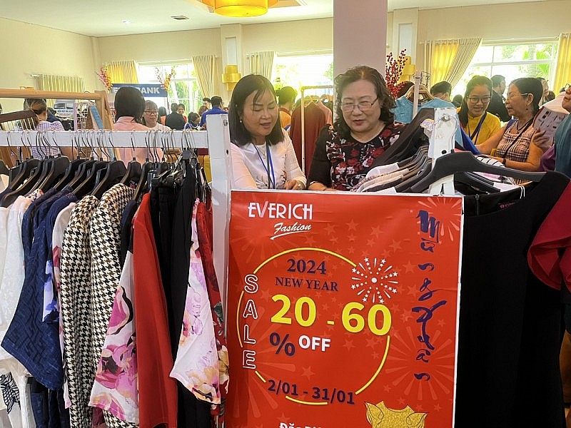 Gần 1.000 sản phẩm giảm giá 70% tại “Chợ Tết Việt 2024”