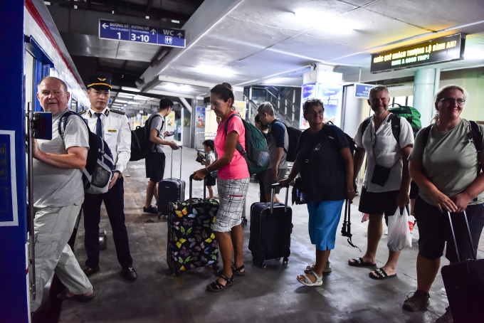 Du khách nước ngoài đi tàu SE19 tại ga Hà Nội. Ảnh: Giang Huy